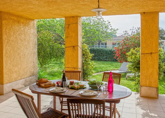 Location De Figuier Avec Jardin Barbecue Piscine Chauffee A شقة