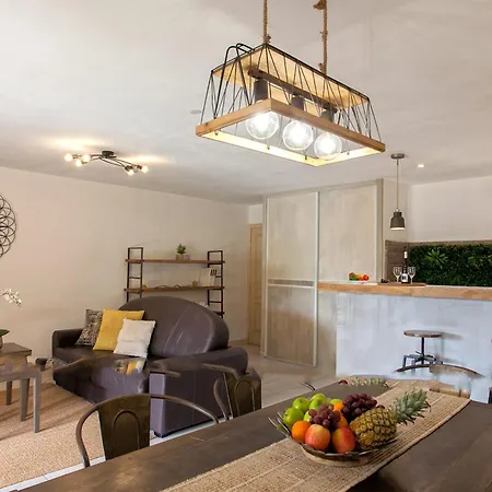 Location De Figuier Avec Jardin Barbecue Piscine Chauffee A アパート *