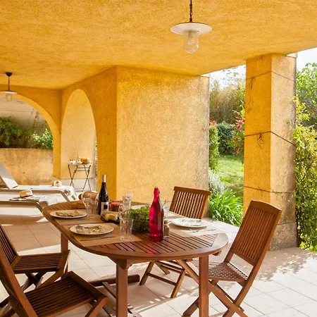 Location De Figuier Avec Jardin Barbecue Piscine Chauffee A アパート