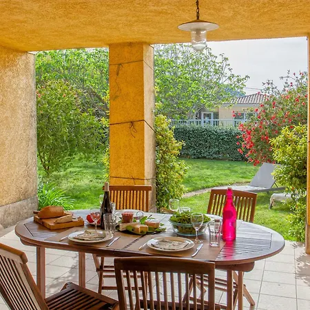 Location De Figuier Avec Jardin Barbecue Piscine Chauffee A アパート